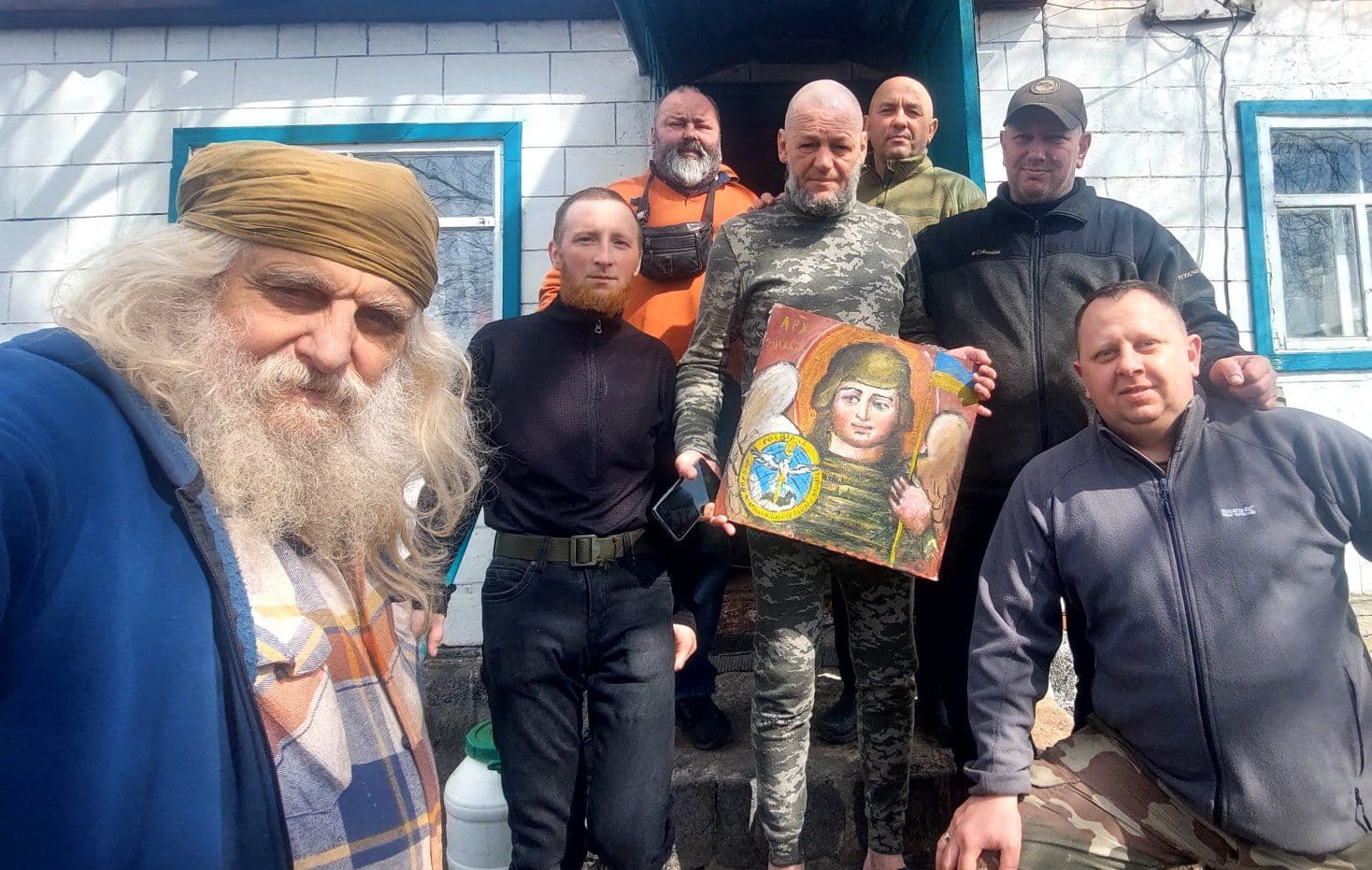 Лев Скоп постійно возить ікони для військових на передову