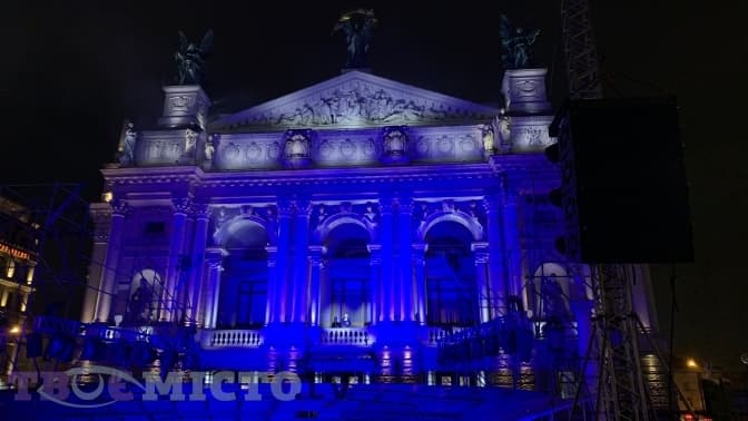 Світлове шоу та вуличний театр біля Опери. Фоторепортаж унікального дійства