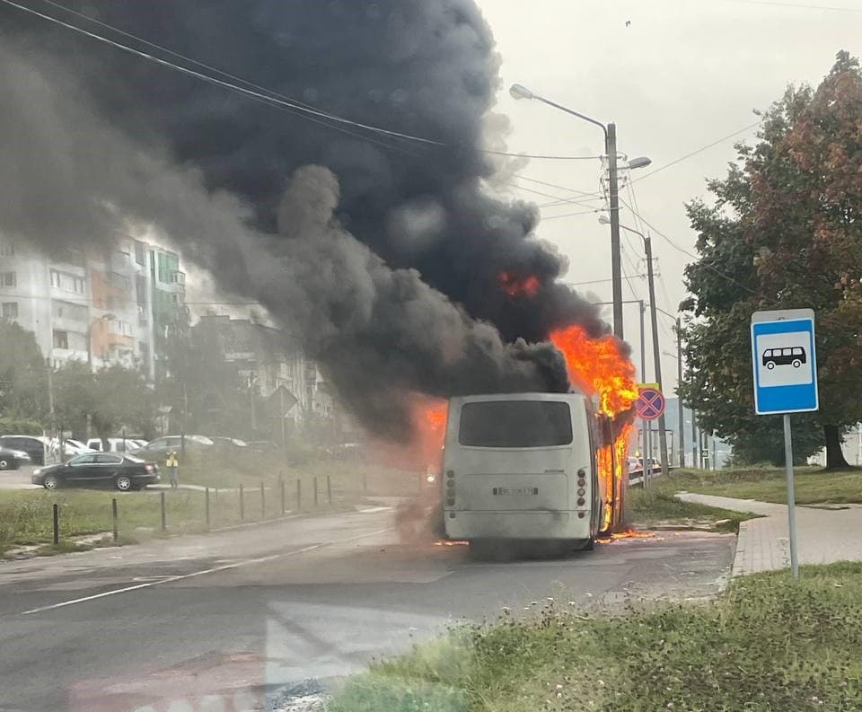 У Львові спишуть автобус, який згорів ще півроку тому