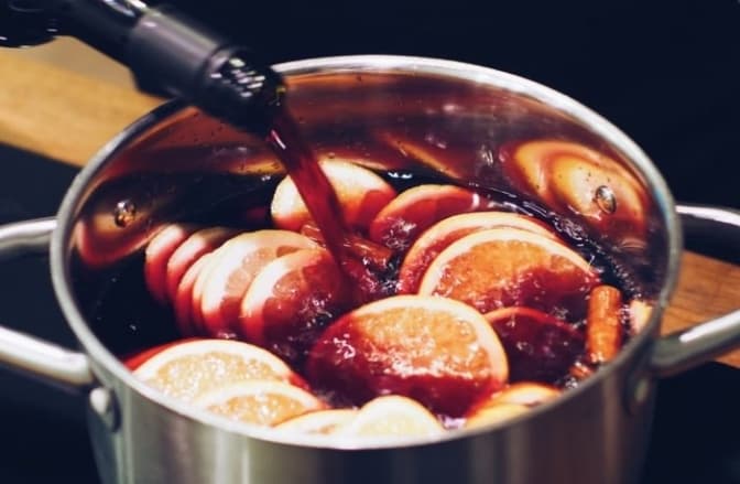 На кордоні з Польщею працівники митниці вилучили 200 літрів глінтвейну