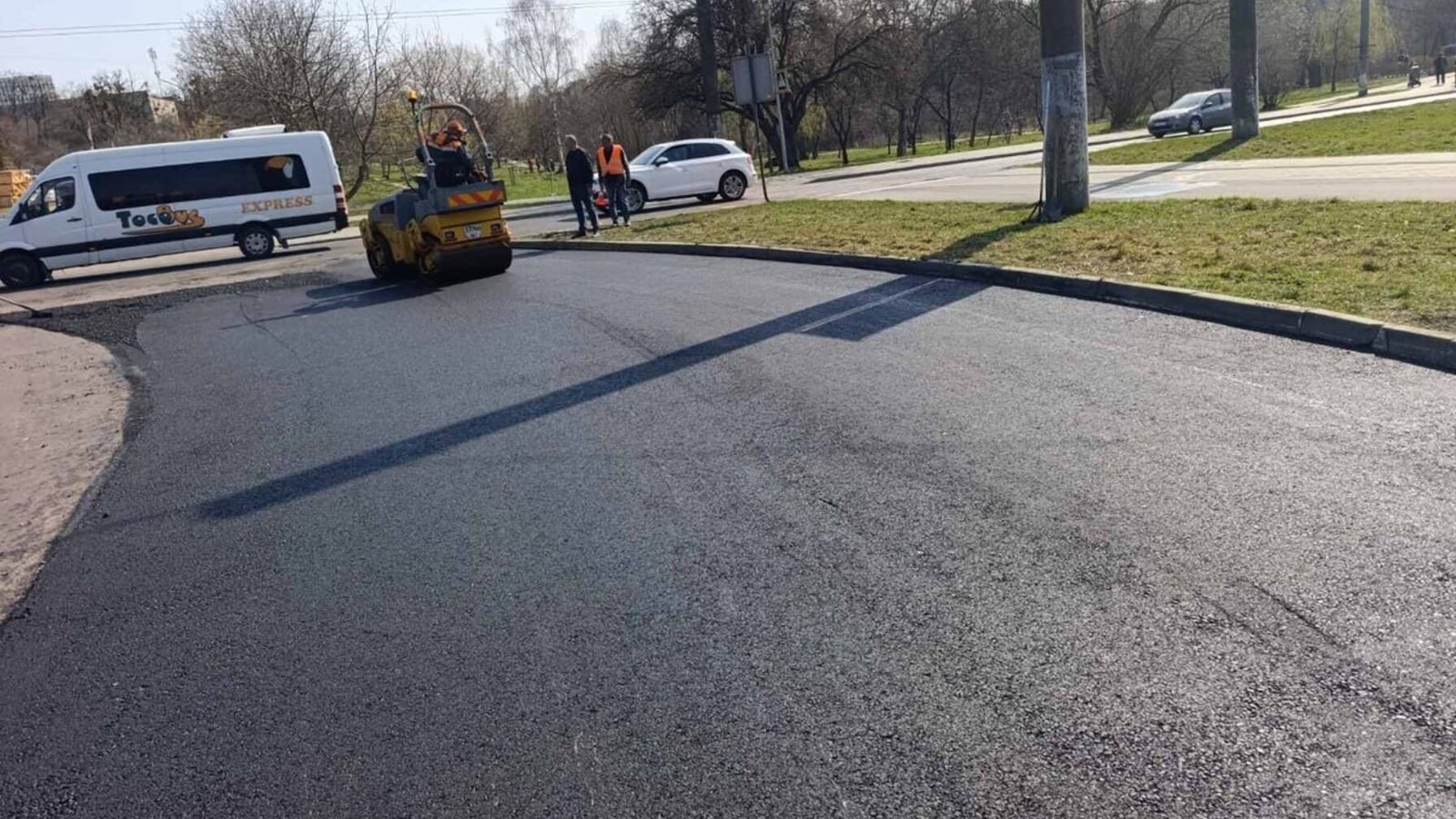 Каток вирівнює новий шар асфальту / фото ЛМР. 