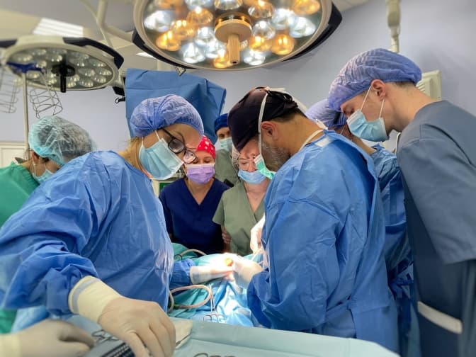 Польський хірург у Львові видалив дитині небезпечний утвір, що заважав розплющувати око