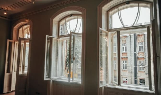 На вулиці Степана Бандери у Львові відреставрували історичні вікна у будинку. Фото