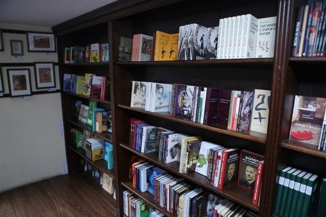 Киян закликають купувати книги, щоб передати їх військовим на фронт