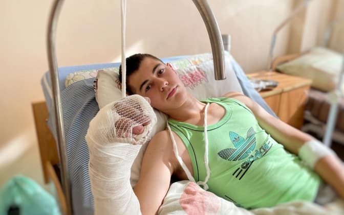 Львівські медики врятували 17-річного пацієнта з численними нетиповими переломами