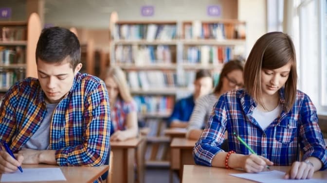 Кількість вступників на бакалаврат цьогоріч в Україні скоротилась втричі