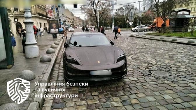 У Львові назвали вулиці, де водії найчастіше паркуються на смугах громадського транспорту