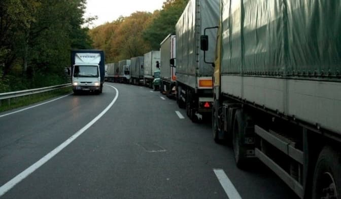 Перед пунктами пропуску на Львівщині зберігається черга з кількохсот фур. У чому причина