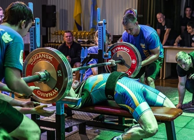 Монах зі Львівщини встановив рекорд України із жиму лежачи та зібрав понад 100 тис. грн на ЗСУ за добу