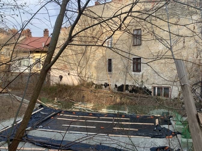 Через незаконне будівництво біля бомбосховища в центрі Львова місто може звернутися до суду