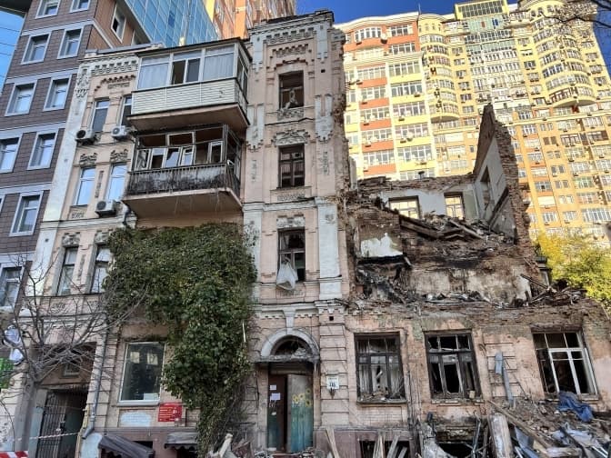 КМДА обіцяє жителям пошкодженого «Шахедом» будинку на Жилянській по кілька мільйонів
