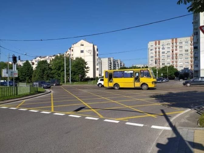 На вулиці Кульпарківській у Львові нанесли «розмітку-вафельницю». Фото