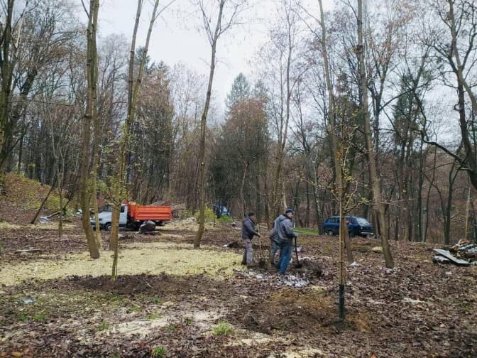 У парку «Залізна вода» відновили скультуру та давній фруктовий сад. Фото