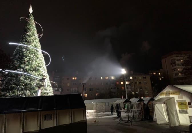 У Бучі на Київщині встановили ялинку