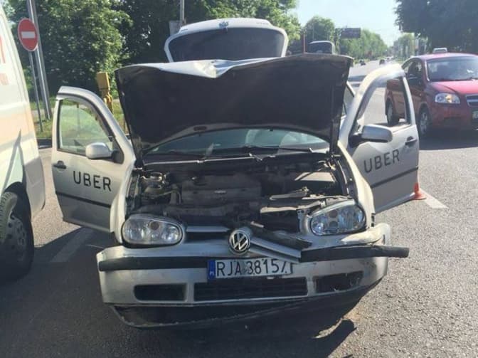 Авто Uber у Львові в'їхало в приміський автобус. Фото