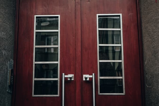 На вулиці Вітовського відновили історичні двері. Фото до і після