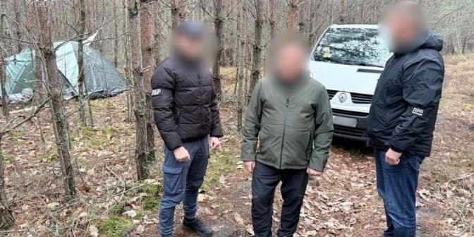 Начальник відділення поліції Києва, який зник із 13 млн грн, купив намет і ховався в лісі — ДБР