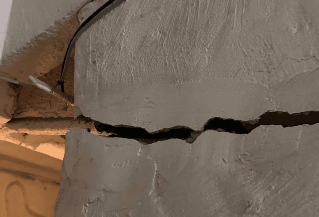 Будинок на Печерську в Києві руйнується через прориви труб: мешканці б’ють на сполох через тріщини у фундаменті