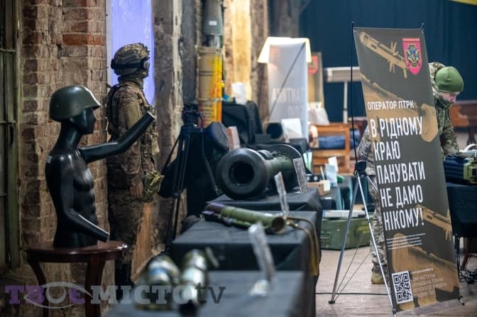 «Зброя перемоги». У Львові відкрили інтерактивну виставку озброєння з передової. Фото