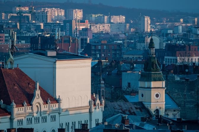 Евакуаційні потяги до Львова та благодійність. Головне за добу