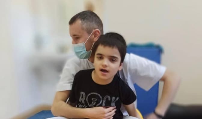 Львів’ян просять допомогти 12-річному Артурчику з ДЦП