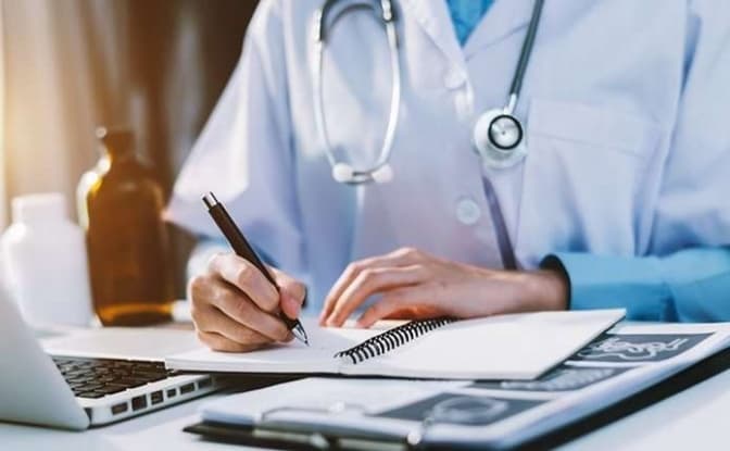 Керівник однієї з львівських медичних установ допомагав ухилянтам виїхати за кордон