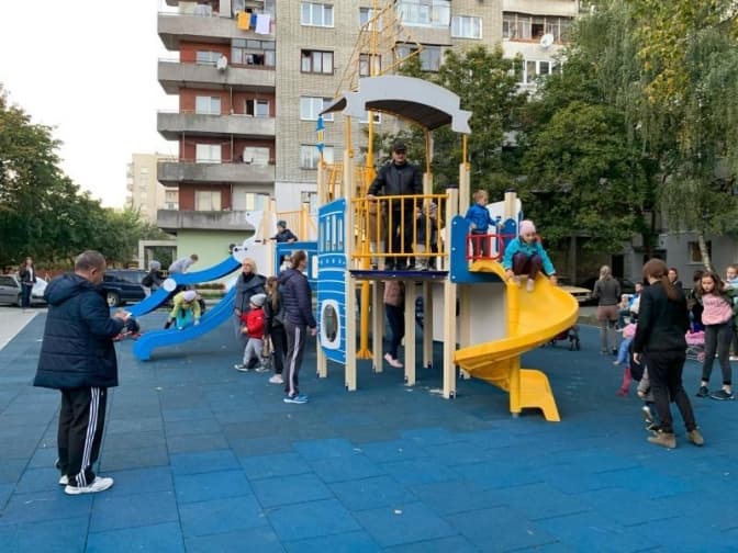 На вулиці Сосюри у Львові облаштували новий громадський простір. Фото