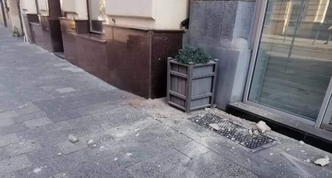На вулиці Гнатюка обвалилась частина фасаду будинку. Фото