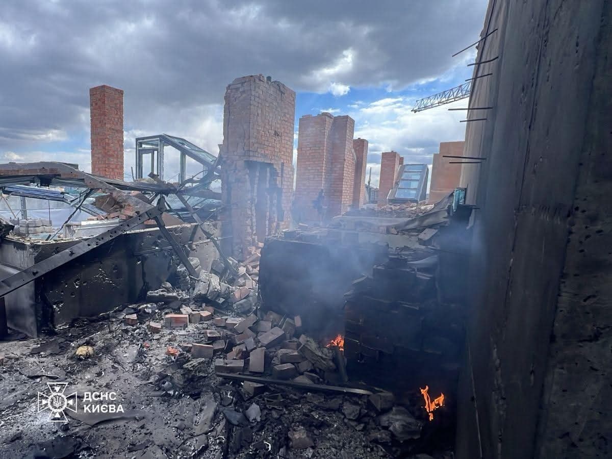 Дронова атака на Київ: уламки впали у двох районах столиці