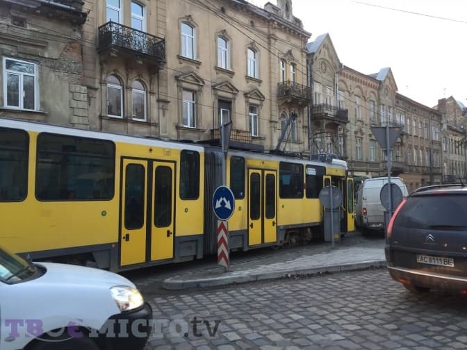 Ситуація на дорогах Львова: затори біля площі Старий Ринок