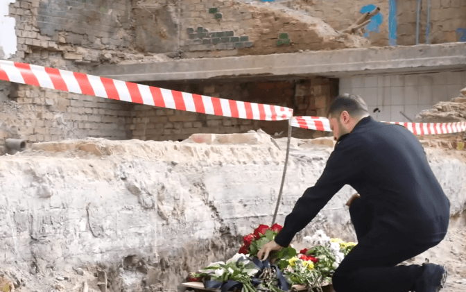 Зеленський поклав квіти біля багатоповерхівки у Києві, знищеної російським обстрілом