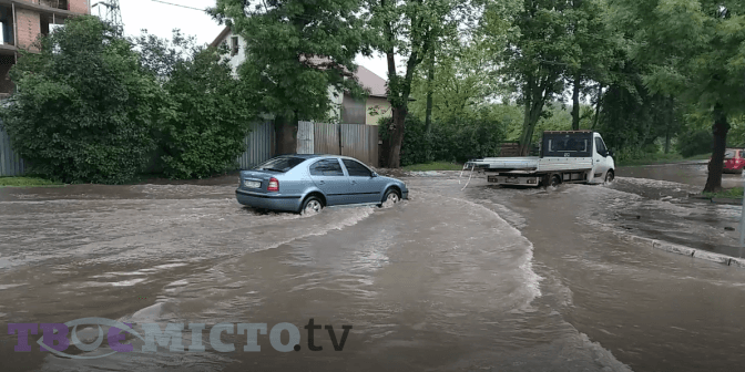 Львівські вулиці затопила злива. Фото, відео