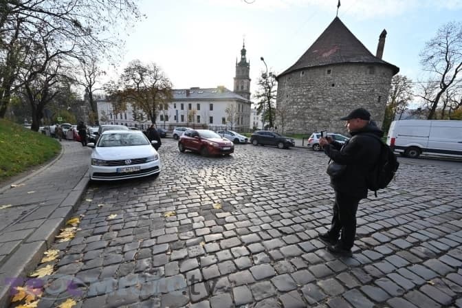 Львів'ян закликають надсилати фото неправильно припаркованих авто. Кошти від штрафів передадуть ЗСУ