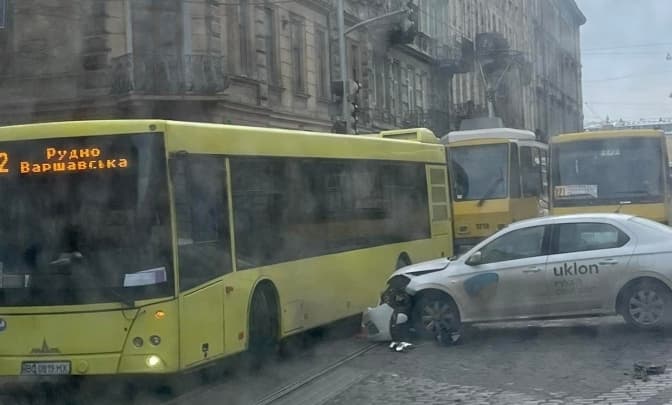 У Львові через ДТП неподалік центру ускладнений рух громадського транспорту. Оновлено