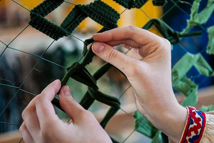 Львів'ян просять допомогти з плетінням маскувальних сіток для військових. Як долучитися