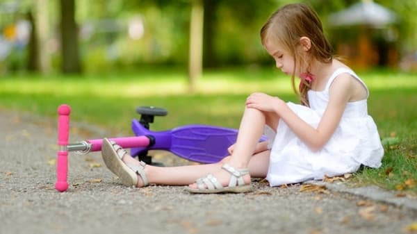 Забій, вивих чи перелом: як відрізнити травму у дитини