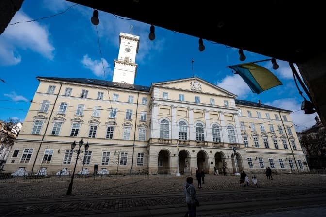 Евакуаційні потяги до Львова та бібліотечні простори. Головне за добу