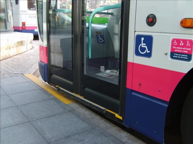 У Львові облаштовують першу зупинку для людей з особливими потребами