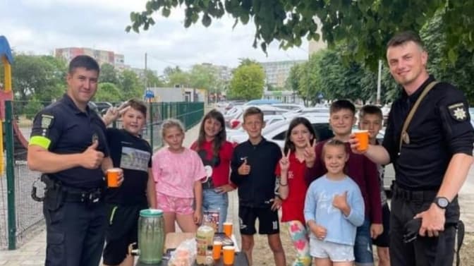 У Львові діти продають напої, щоб зібрати кошти для ЗСУ