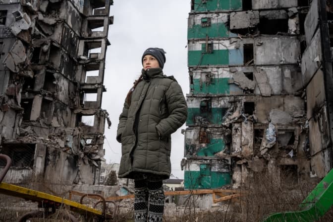 10-річня дівчинка кожного дня приходить до зруйнованого будинку у Бородянці годувати котів