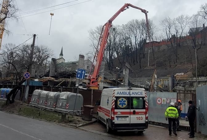 Біля Стрийського ринку обвалилося перекриття поверху на будові. Є постраждалі