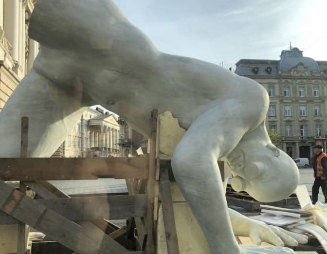 Сьогодні демонтували скульптуру, яка «тримала» Львівську оперу. Фото до та після