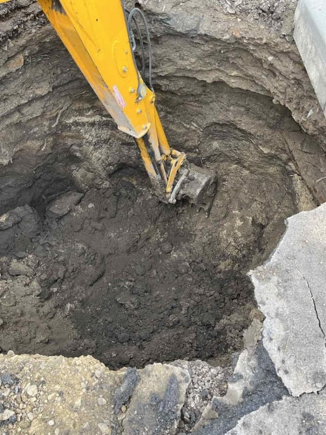 У Золочеві ліквідували провалля, яке утворилося в центрі міста