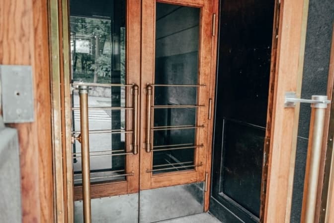 На вулиці Героїв Майдану у Львові відновили історичні двері-віяло. Фото до і після