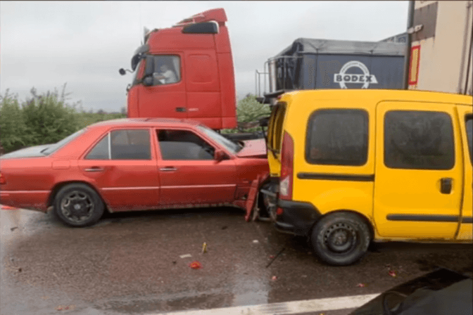 На об’їзній дорозі Львова трапилася потрійна ДТП за участю вантажівки. Є загиблі