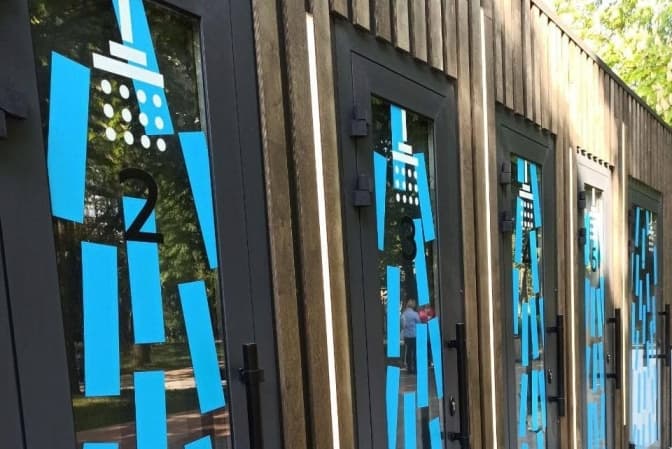 У столичному Урбан-парку на ВДНГ побудували сучасні душові кабіни