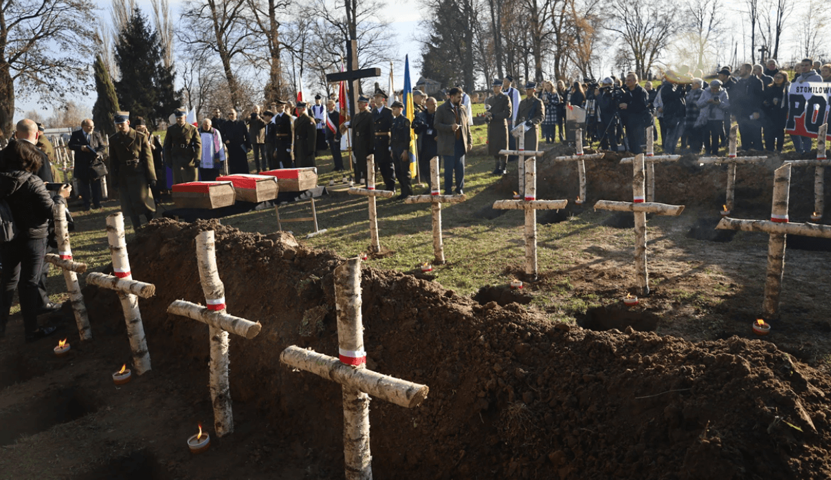Перепоховання останків польських вояків у Мостиськах/ Фото: ЛОДА