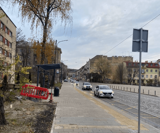 Навпроти Поля почесних поховань у Львові облаштували зупинку