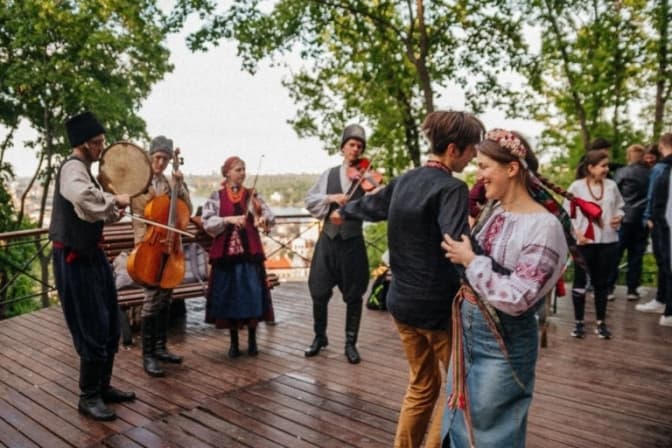 У Києві на Алеї художників відкрили сезон традиційних танців