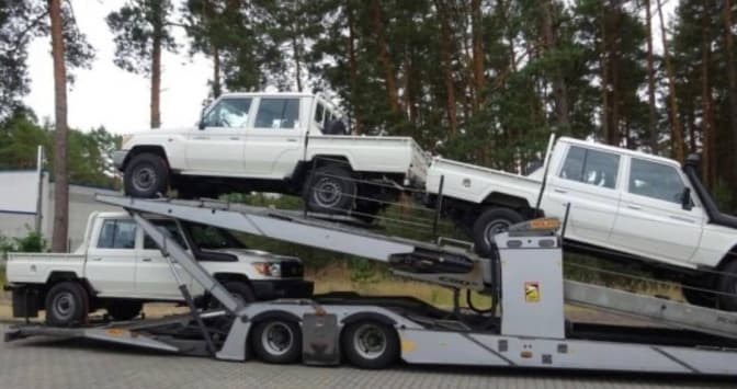 Німеччина передала 80 пікапів для українських бійців